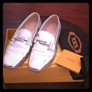 Tod’s Women’s Loafer Silver Leather Double T